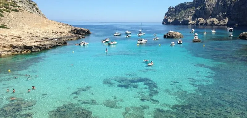 Bucht mit türkisem Wasser auf Mallorca