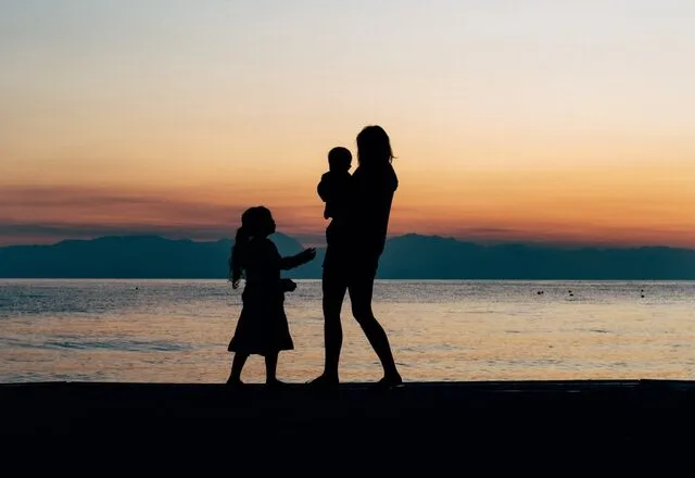 Familie am Strand im Sonnenuntergang