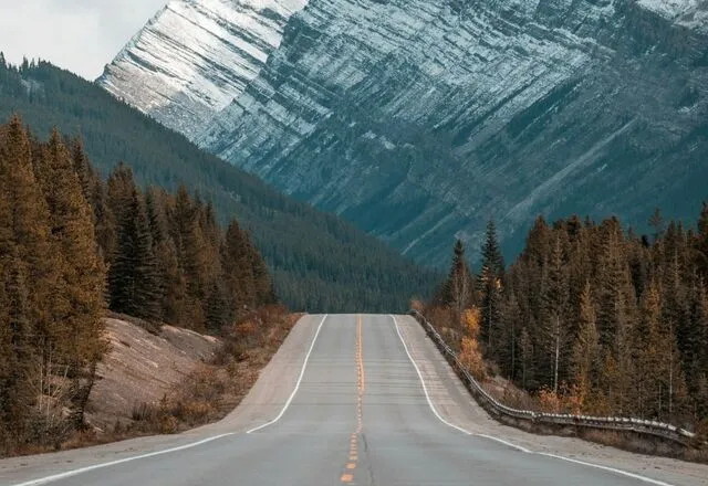 Straße durch eine Gebirgslandschaft